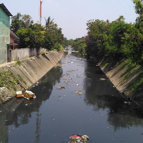 pengelolaan sampah : buang sampah ke aliran air
